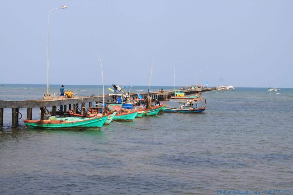 Cảng tàu tại Làng chài Hàm Ninh
