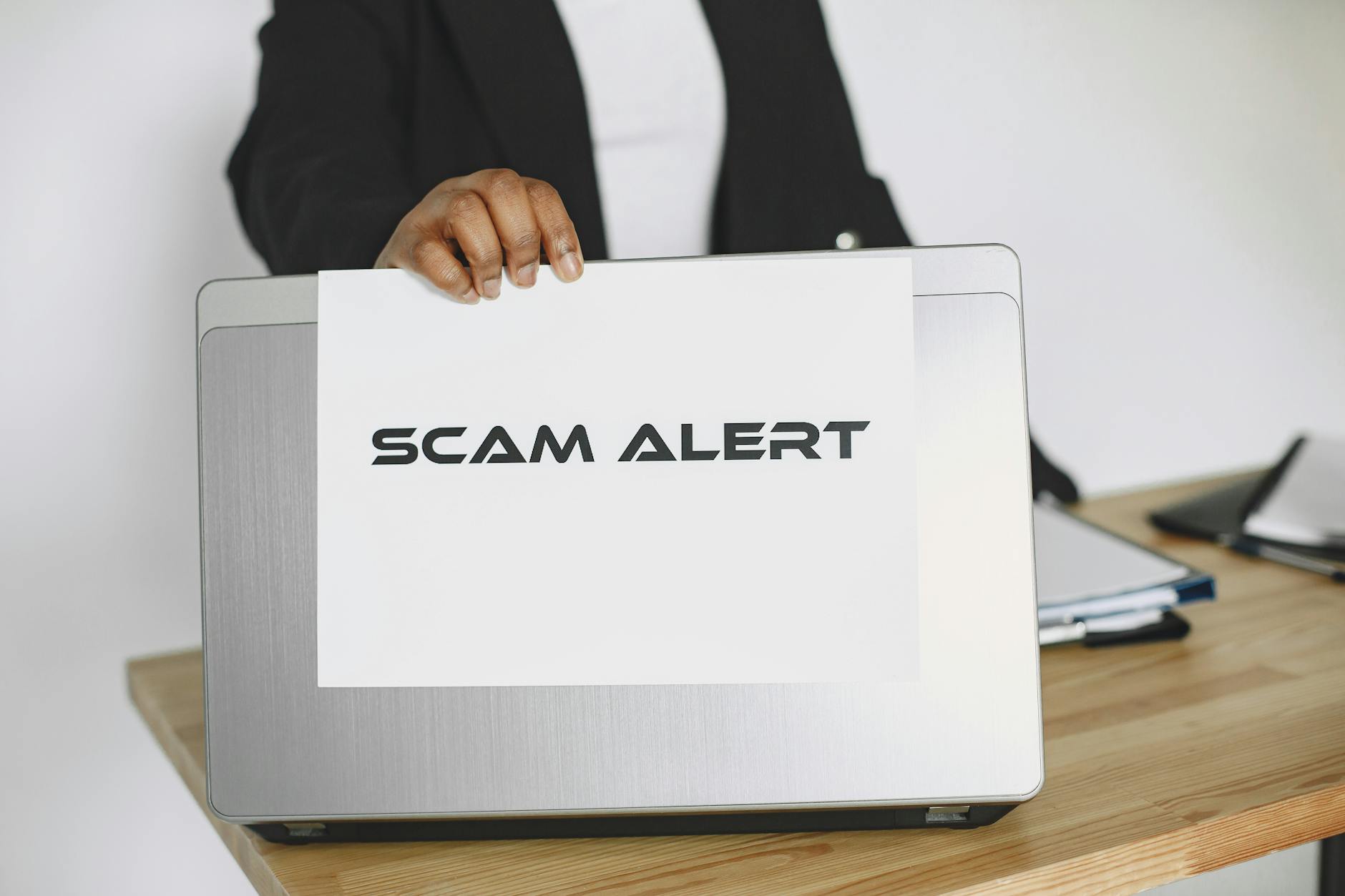 Cảnh Giác Lừa Đảo Online: Phân Biệt Mô Hình Kiếm Tiền Thật & Đa Cấp Biến Tướng