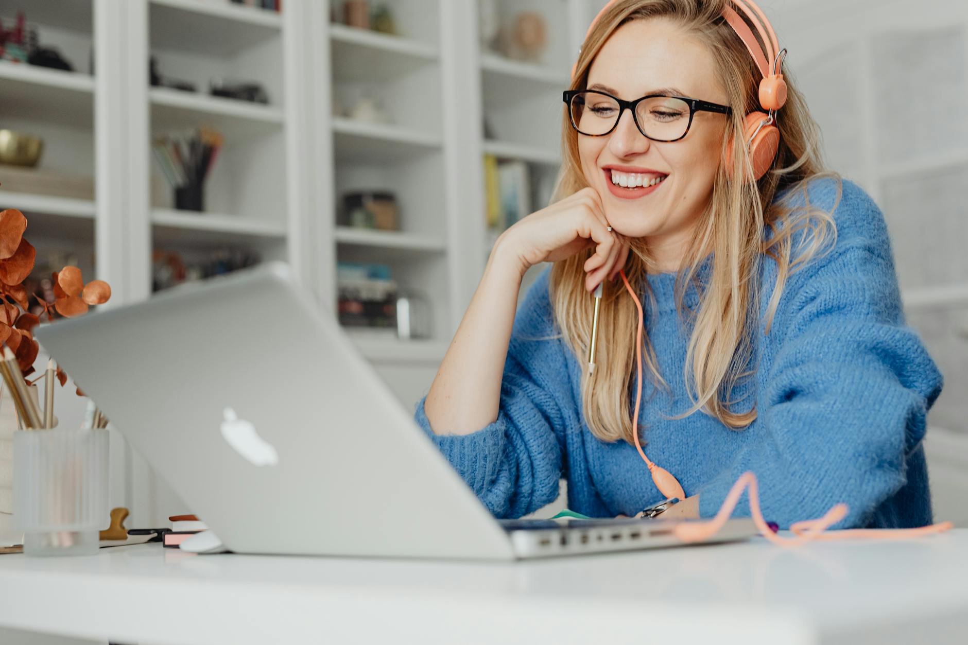 Xây Dựng Đế Chế Nội Dung Số: Biến Blog, YouTube, TikTok Thành Cỗ Máy Kiếm Tiền 4 Tại Sao Nội Dung Số Là 'Mỏ Vàng' Trong Thời Đại 4.0?