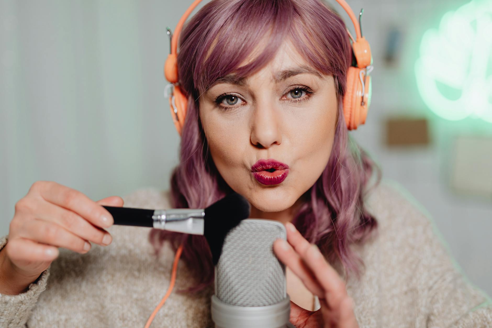 YouTube, TikTok, Podcast: Xây Dựng Đế Chế Nội Dung, Kiếm Tiền Khủng 4 Tại Sao YouTube, TikTok và Podcast Lại Là Cơ Hội Kiếm Tiền Lớn?
