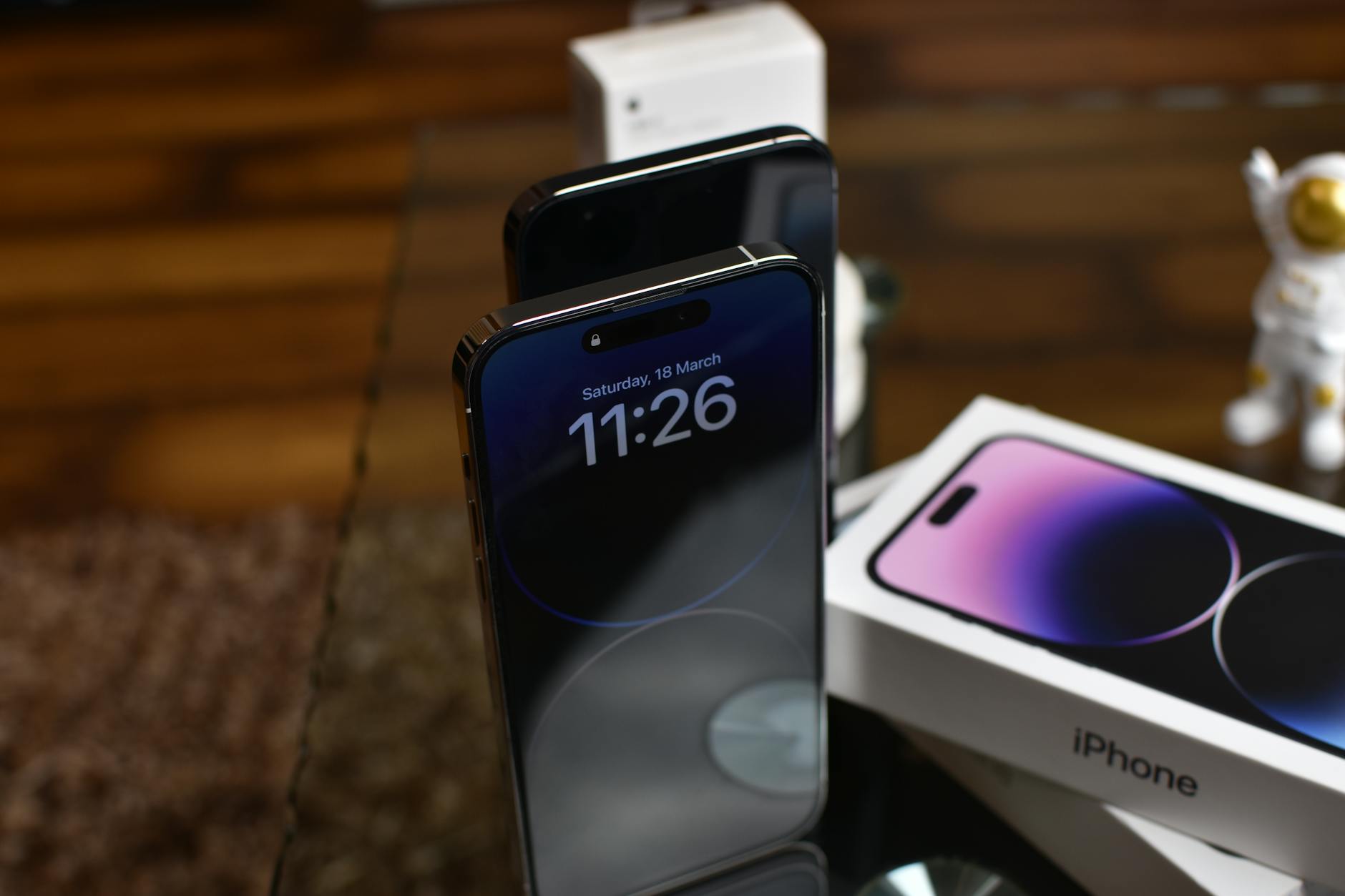 iPhone 15 Pro Max vs Samsung Galaxy S24 Ultra: Cuộc chiến không hồi kết của những gã khổng lồ