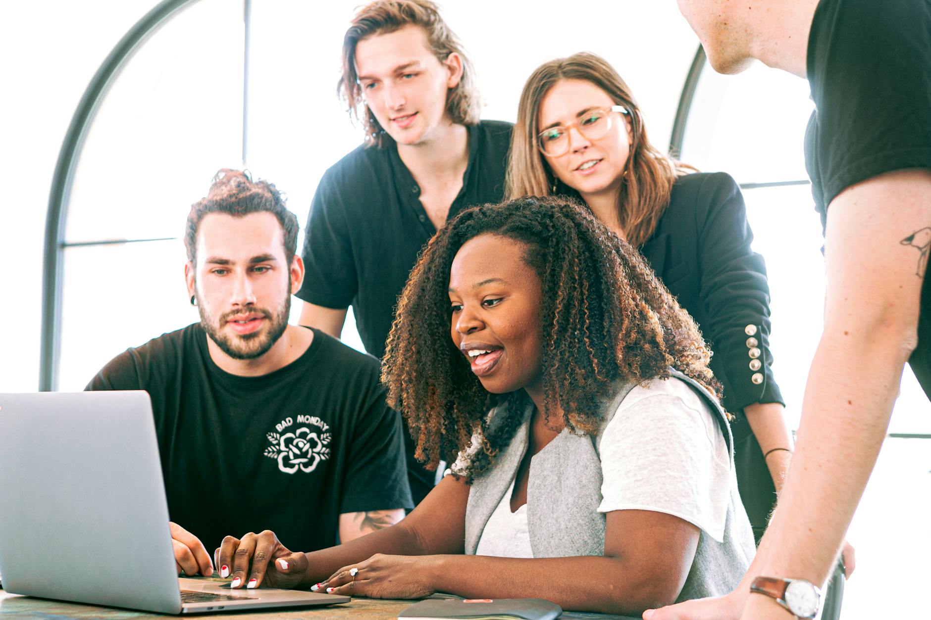 Bứt Phá Thu Nhập: 7 Mô Hình Kiếm Tiền Online Bền Vững Bạn Chưa Biết 4 1. Affiliate Marketing: Tiếp Thị Liên Kết - Sức Mạnh Của Cộng Tác