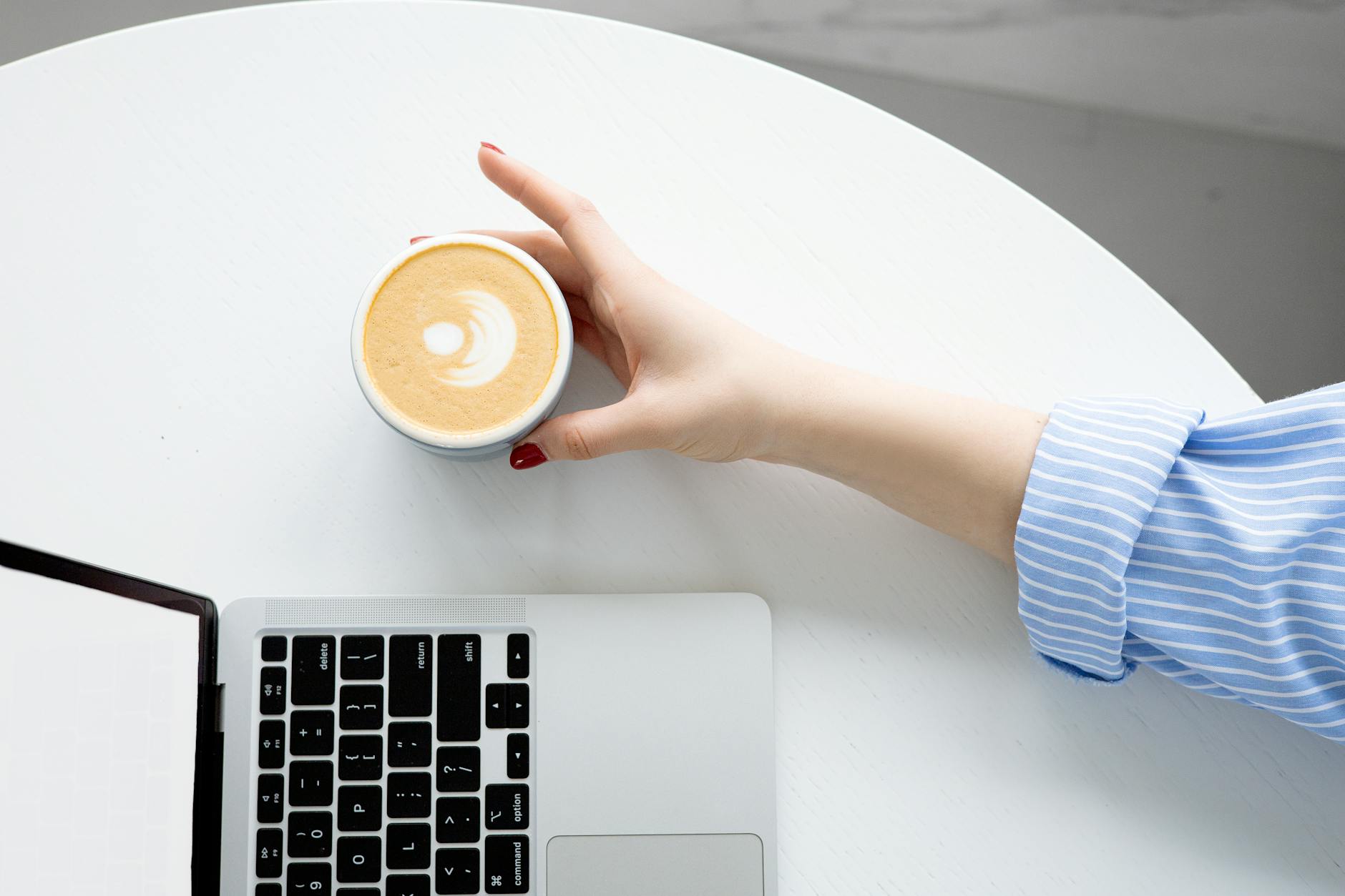 Bóc phốt và sự thật: Liệu sản phẩm 'hot trend' có thực sự tốt như lời đồn? 5 Tại Sao Sản Phẩm Hot Trend Lại Thu Hút Đến Vậy?