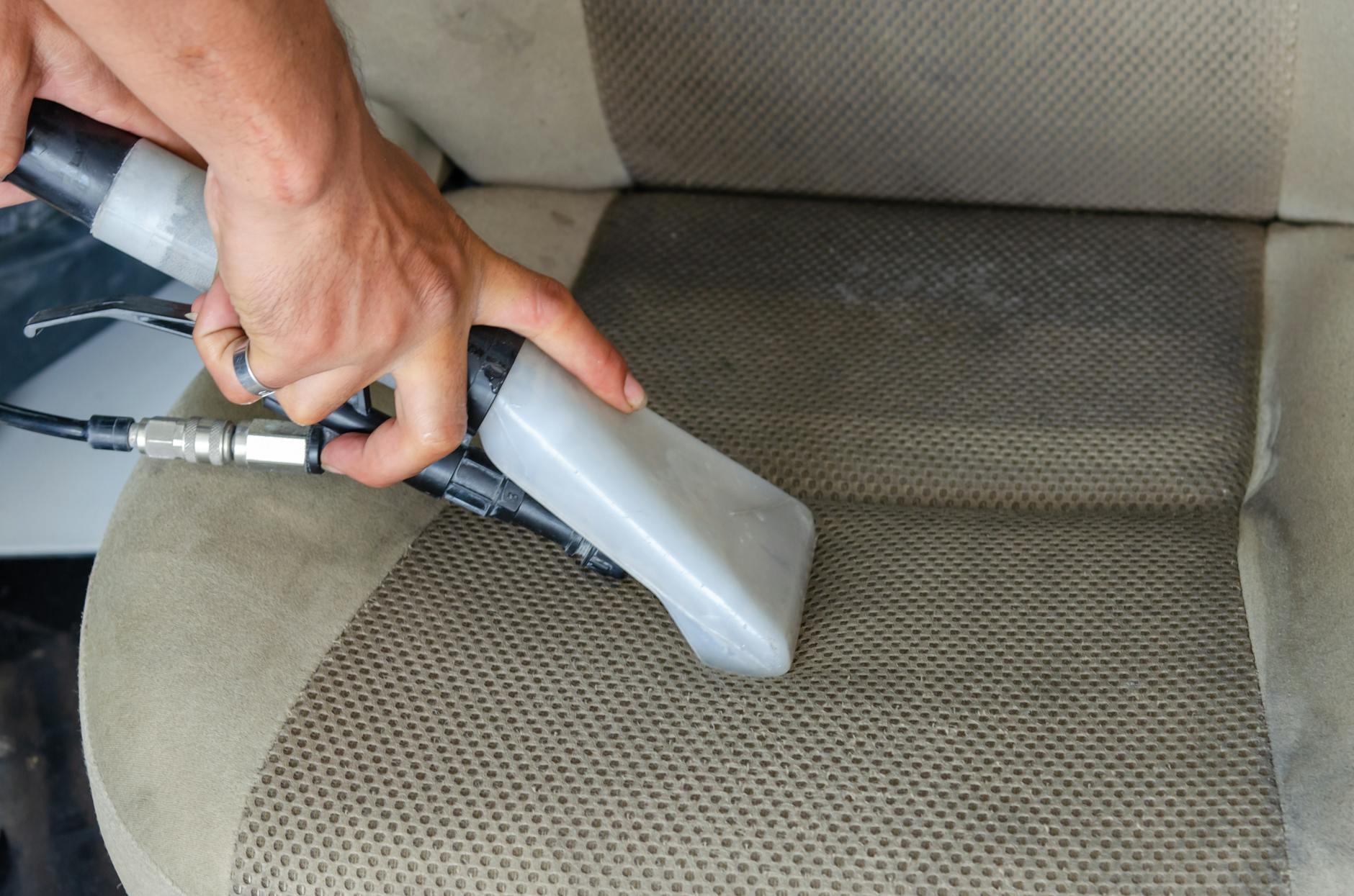 Phân Loại Máy Hút Bụi Cầm Tay Mini: Loại Nào Phù Hợp Với Bạn?