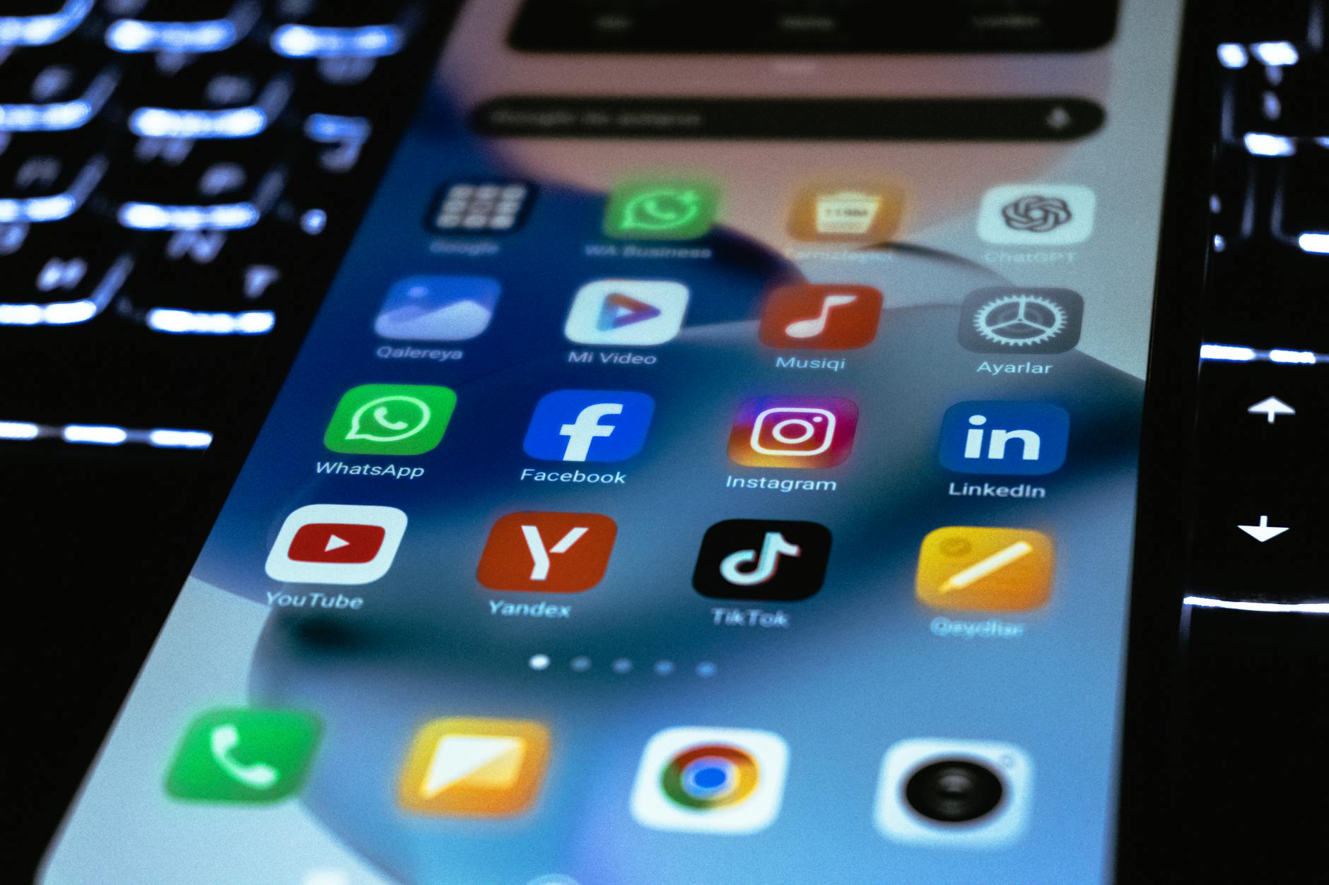 Chọn nền tảng phù hợp: YouTube hay TikTok?